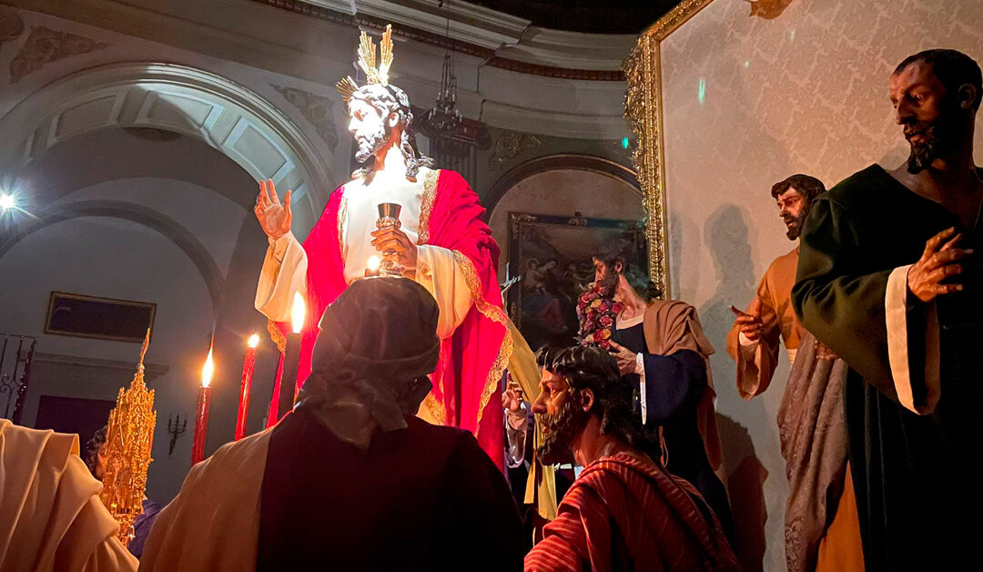 El Señor de la Cena preside el altar instalado para sus cultos