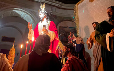 El Señor de la Cena preside el altar instalado para sus cultos