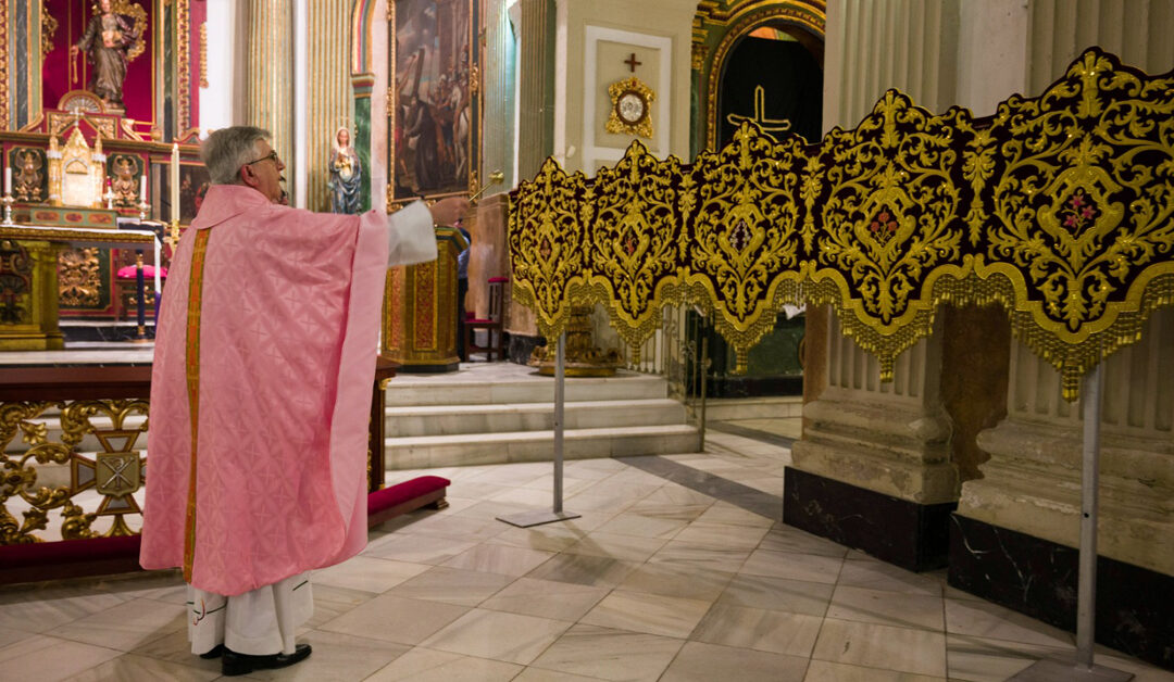 Bendecidos los nuevos bordados del palio de la Virgen de Fe y Caridad