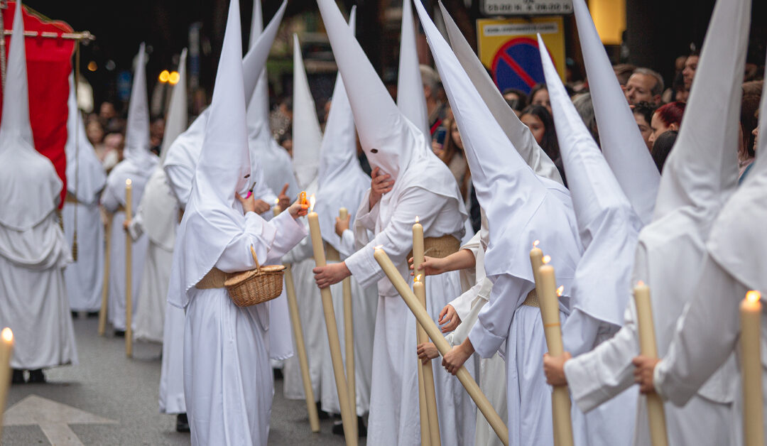 Reparto de papeletas de sitio y túnicas para el Domingo de Ramos de 2026